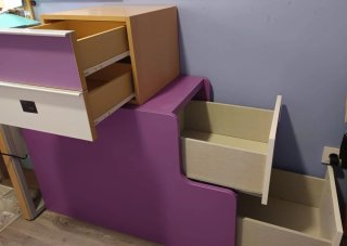 Cajoneras moradas y blancas