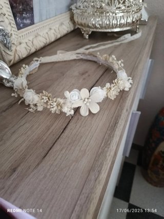 Corona de comunión flores beige y blanco