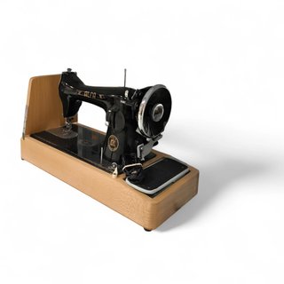 MAQUINA DE COSER ALFA NEGRA ANTIGUA DECORACION  CON FUNDA