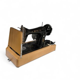 MAQUINA DE COSER ALFA NEGRA ANTIGUA DECORACION  CON FUNDA