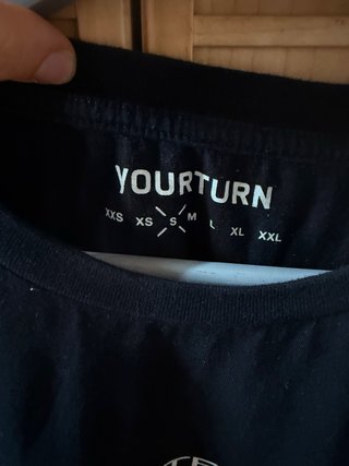 Camiseta negra YOURTURN con rayas