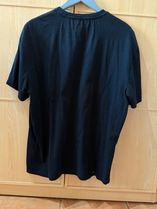 Camiseta negra YOURTURN con rayas