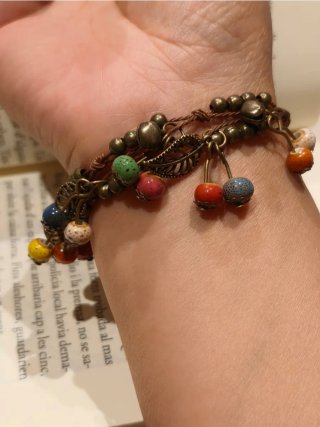 Pulsera artesanal con cuentas de colores