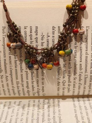 Pulsera artesanal con cuentas de colores