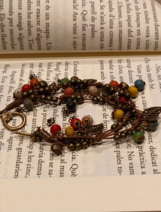 Pulsera artesanal con cuentas de colores