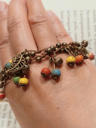 Pulsera artesanal con cuentas de colores