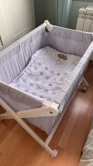 Cuna de bebé con ruedas