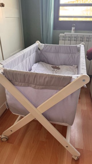 Cuna de bebé con ruedas
