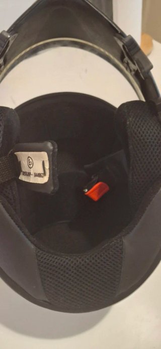 Casco de moto negro con visera
