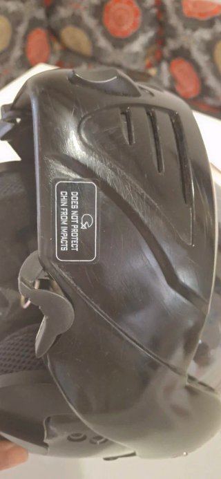 Casco de moto negro con visera