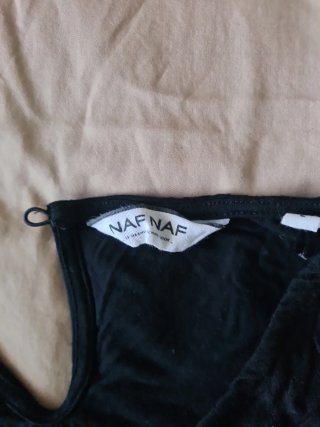Camiseta Naf Naf negra con cisnes