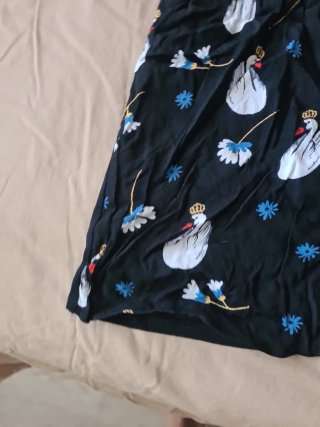 Camiseta Naf Naf negra con cisnes