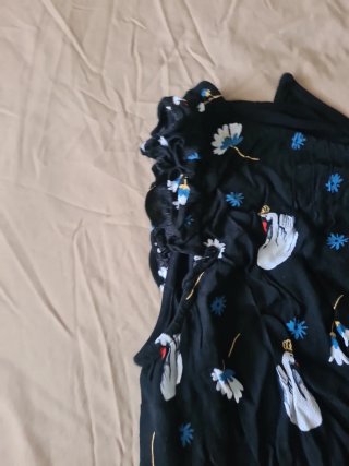 Camiseta Naf Naf negra con cisnes