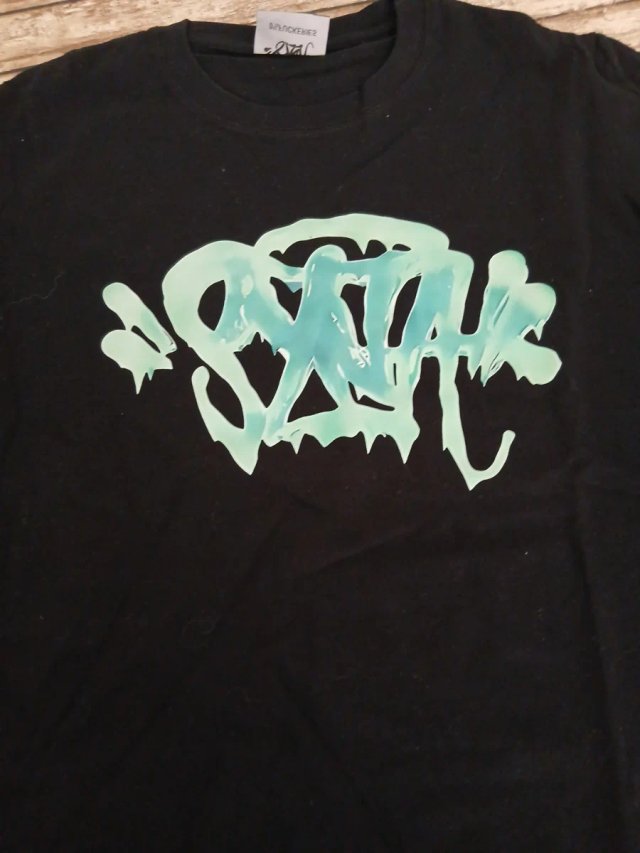Camiseta negra con estampado verde