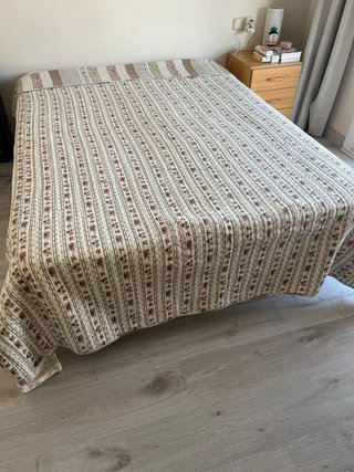 Colcha de cama beige y roja