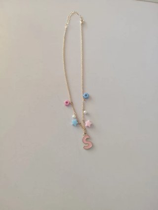 Collar dorado con letra S y estrellas