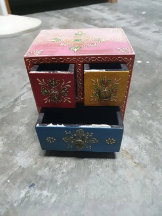 Cajita de madera artesanal pintada