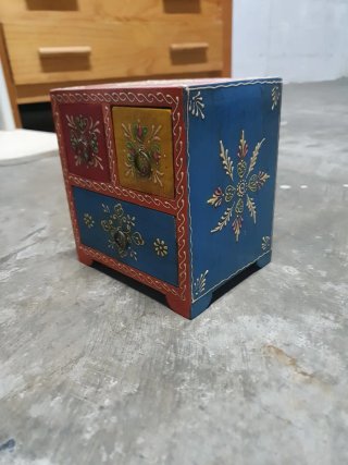 Cajita de madera artesanal pintada
