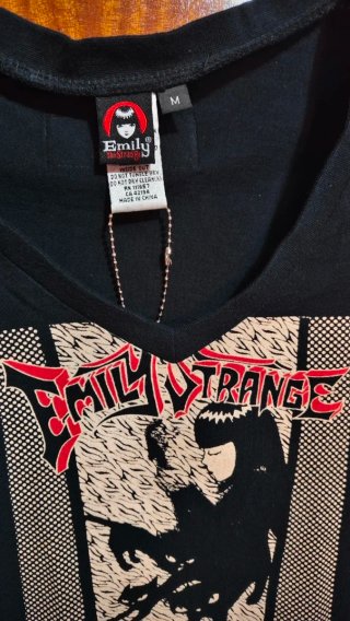Camiseta Emily Strange cuello pico Talla M