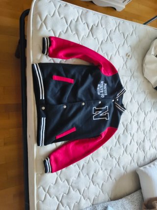 Chaqueta estilo universitario negra y roja