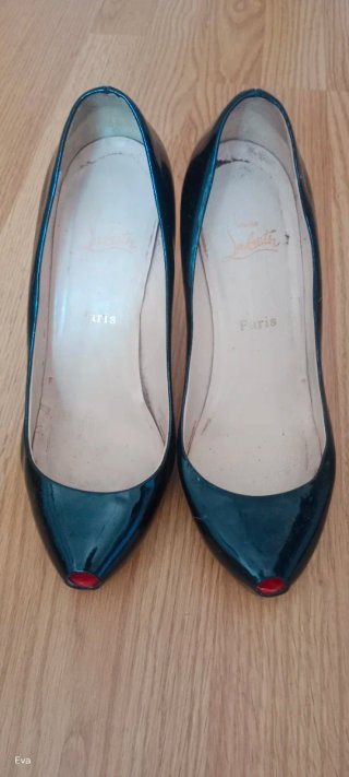 Louboutin salón, tacón negro.