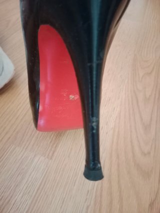 Louboutin salón, tacón negro.