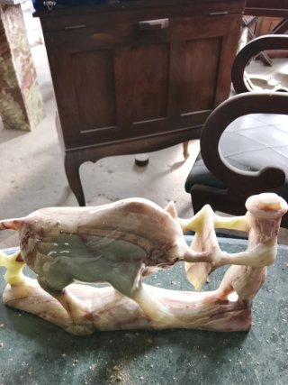 Figura de buey en mármol