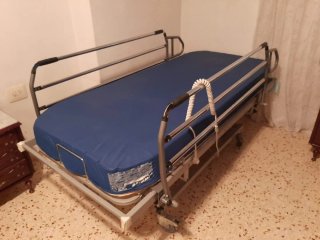 Cama articulada con barandillas