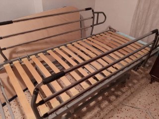 Cama articulada con barandillas
