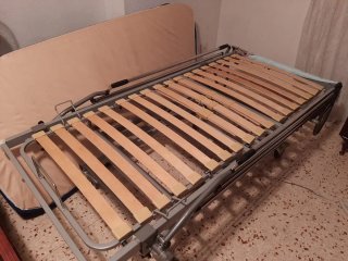Cama articulada con barandillas