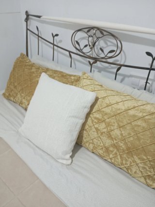 Cama de forja con adornos