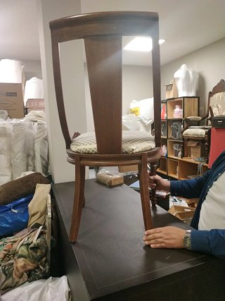 Silla de madera con asiento tapizado