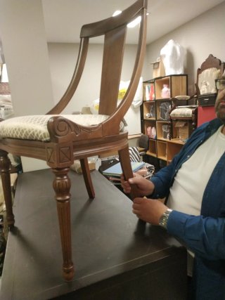 Silla de madera con asiento tapizado