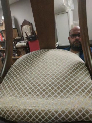 Silla de madera con asiento tapizado