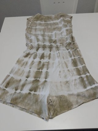 Mono corto falda beige y blanco