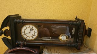 Reloj de pared antiguo de péndulo