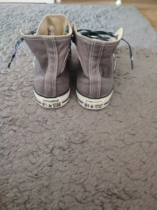 Converse grises con cordones de camuflaje