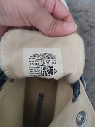 Converse grises con cordones de camuflaje