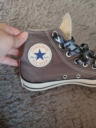 Converse grises con cordones de camuflaje