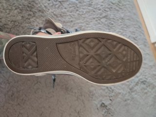 Converse grises con cordones de camuflaje