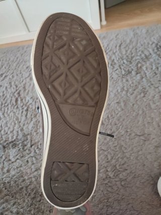 Converse grises con cordones de camuflaje