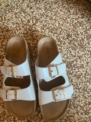 Sandalias Graceland blancas con hebillas doradas