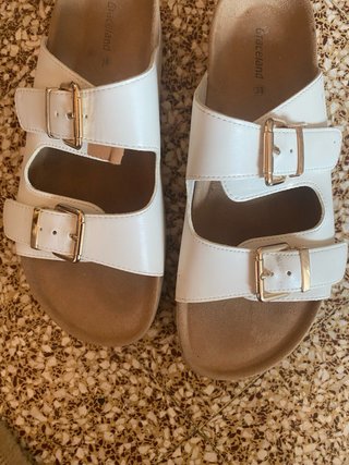 Sandalias Graceland blancas con hebillas doradas