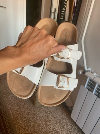 Sandalias Graceland blancas con hebillas doradas
