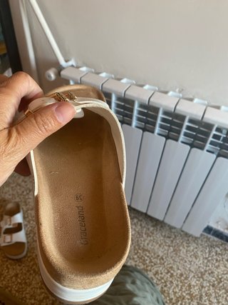 Sandalias Graceland blancas con hebillas doradas
