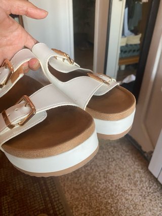 Sandalias Graceland blancas con hebillas doradas