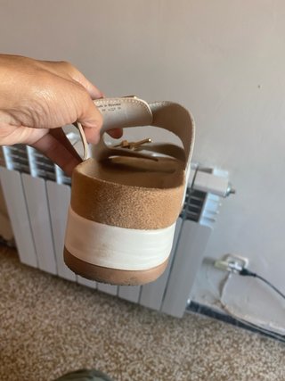 Sandalias Graceland blancas con hebillas doradas
