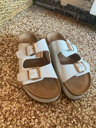Sandalias Graceland blancas con hebillas doradas