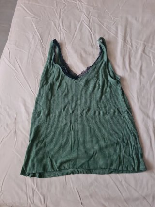 Camiseta tirantes Stradivarius verde mujer