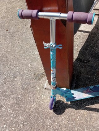 Patinete infantil Frozen. Plegable.de hierro.